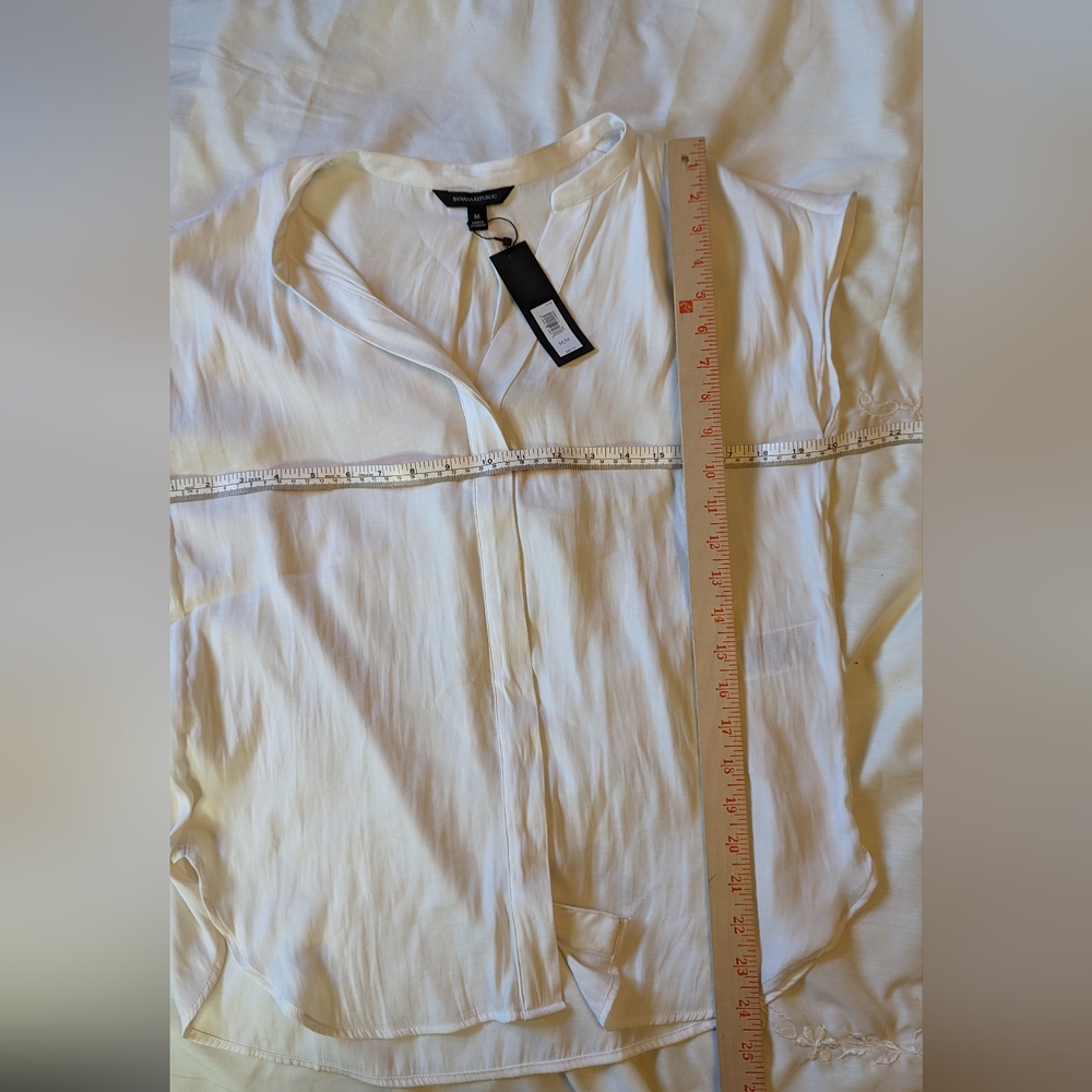 Banana Republic szM cream semi sheer cap sleeve silky button blouse NWT - Picture 6 of 9